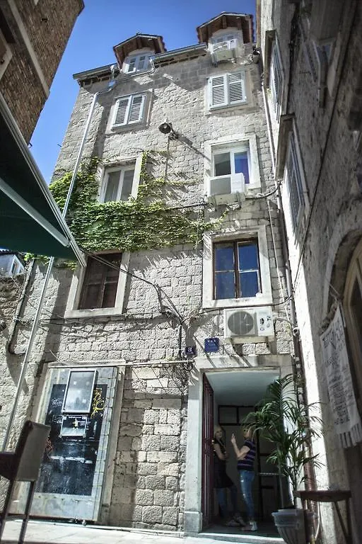 West Wall Apartment Σπλιτ